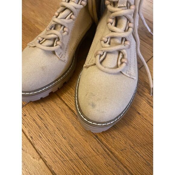 NWT Universal Thread women's Beige Canvas Lace-Up Ankle Boots With Side Zipper 9 - Picture 2 of 8
